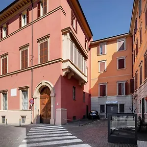 https://luxe-historic-studio-city-centre.emilia-romagnahotels.net
